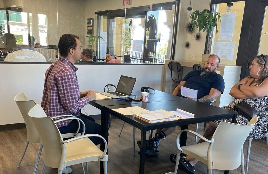 Client meeting with a DNExpress advisor at a consultation desk